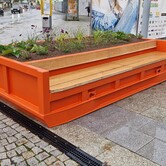 Kontejnerové lavičky s květinami