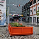 Kontejnerové lavičky s květinami