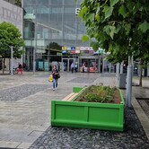 Kontejnerové lavičky s květinami