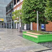 Kontejnerové lavičky s květinami