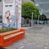 Kontejnerové lavičky s květinami