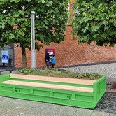 Kontejnerové lavičky s květinami