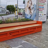 Kontejnerové lavičky s květinami