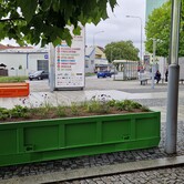 Kontejnerové lavičky s květinami