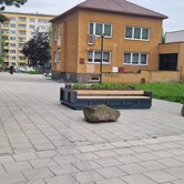 Kontejnerové lavičky s květinami