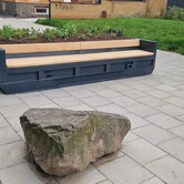 Kontejnerové lavičky s květinami