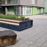 Kontejnerové lavičky s květinami