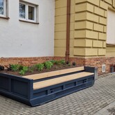 Kontejnerové lavičky s květinami